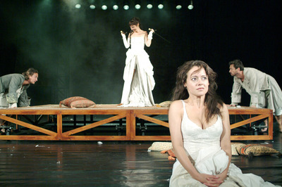 Jelenet  előtérben Botos Éva - © theater.hu - Ilovszky  Béla