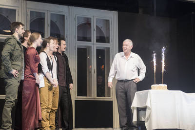 A köszöntök körében - © theater.hu - Ilovszky  Béla