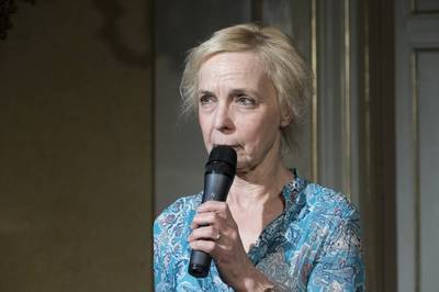 Dobák Lívia dramaturg ismerteti a darabot - © theater.hu - Ilovszky  Béla