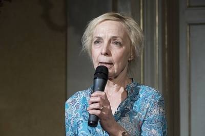 Dobák Lívia dramaturg ismerteti a darabot - © theater.hu - Ilovszky  Béla