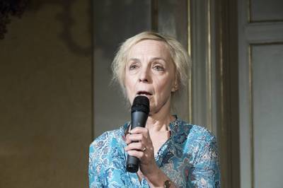 Dobák Lívia dramaturg ismerteti a darabot - © theater.hu - Ilovszky  Béla