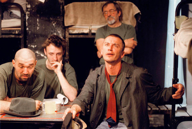 Jelenet az előadásból középen, Bertók Lajos - © theater.hu - Ilovszky Béla