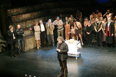 A társulat és a szerzők a színpadon - © theater.hu - Ilovszky  Béla